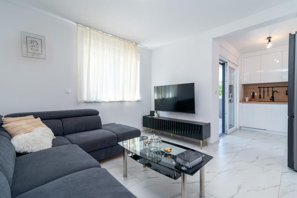 Communal lounge/ TV room, Living room, Seating area