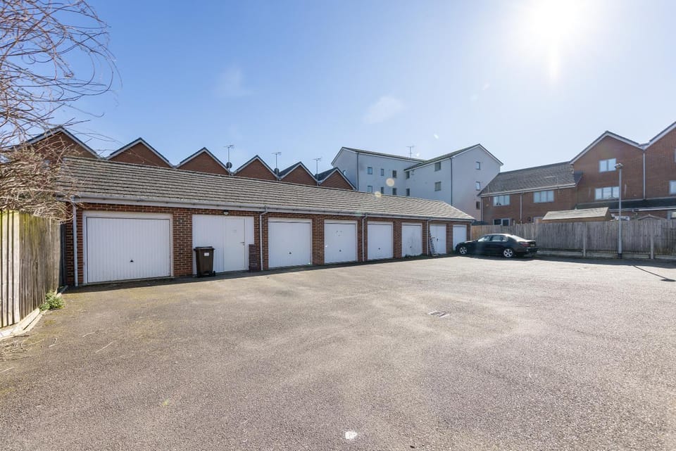 Cosy Retreat in Ashford city centre with Hot tub Apartment in Ashford