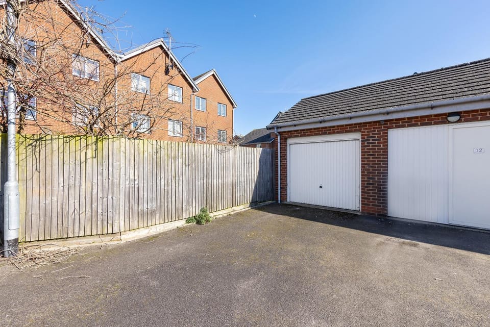 Cosy Retreat in Ashford city centre with Hot tub Apartment in Ashford