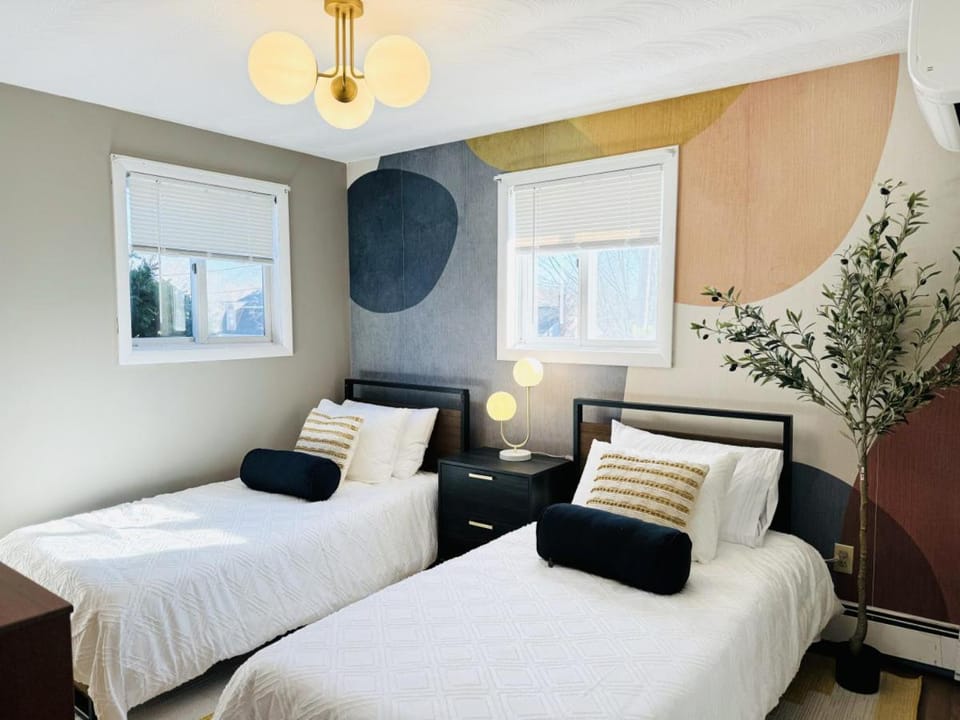Spacious Poolside Boston Stay Sleeps 8 Pet Friendly House in Framingham