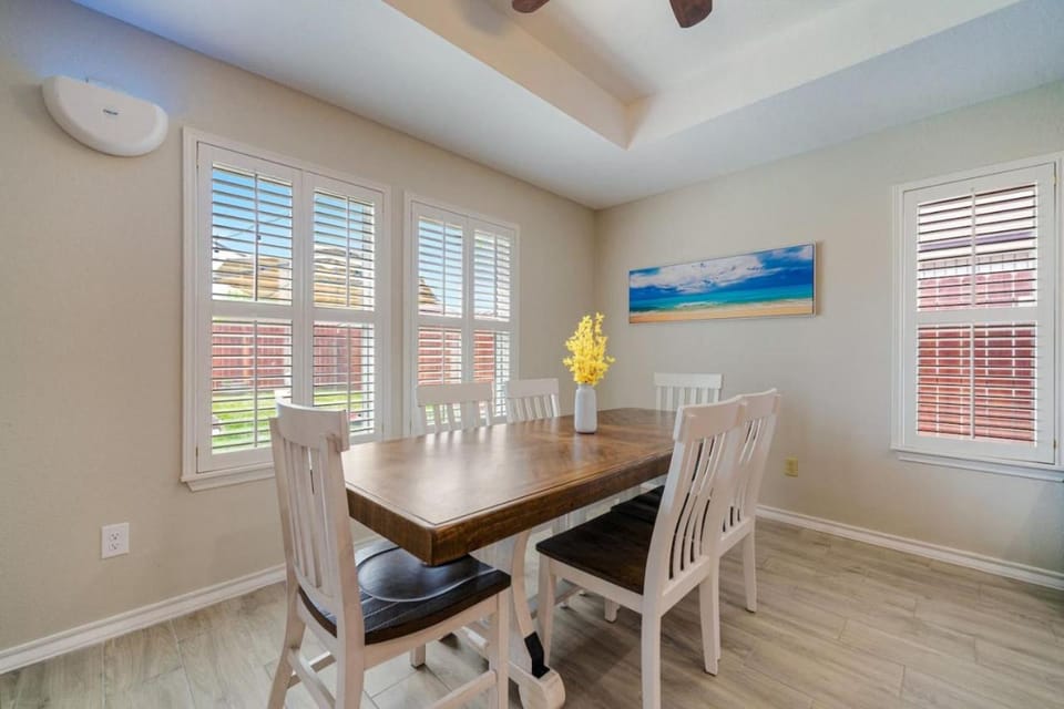 Blissful Heated Pool Retreat House in Flour Bluff