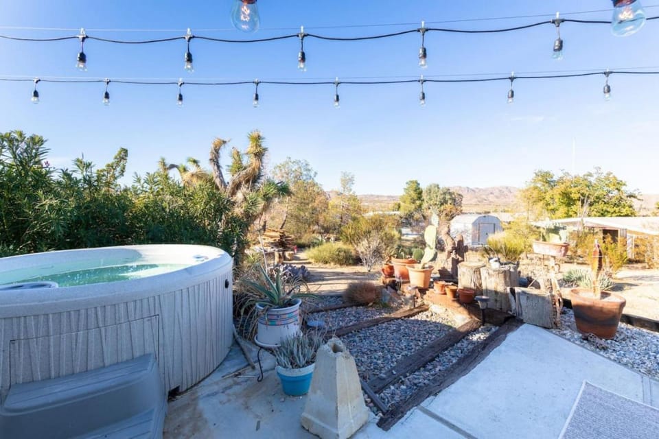 Cozy 2BR Home Hot Tub AC Sauna Fire Near Park House in Joshua Tree
