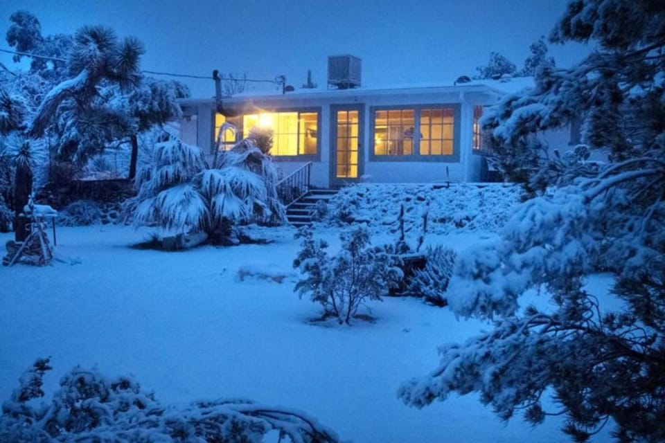 Cozy 2BR Home Hot Tub AC Sauna Fire Near Park House in Joshua Tree