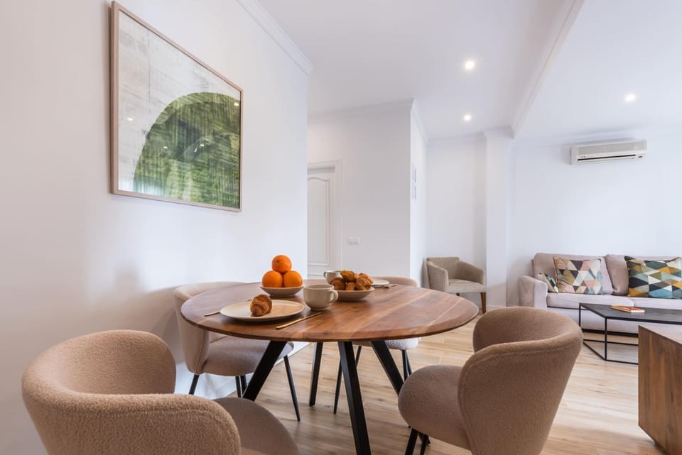 TV and multimedia, Living room, Seating area, Dining area, air conditioner