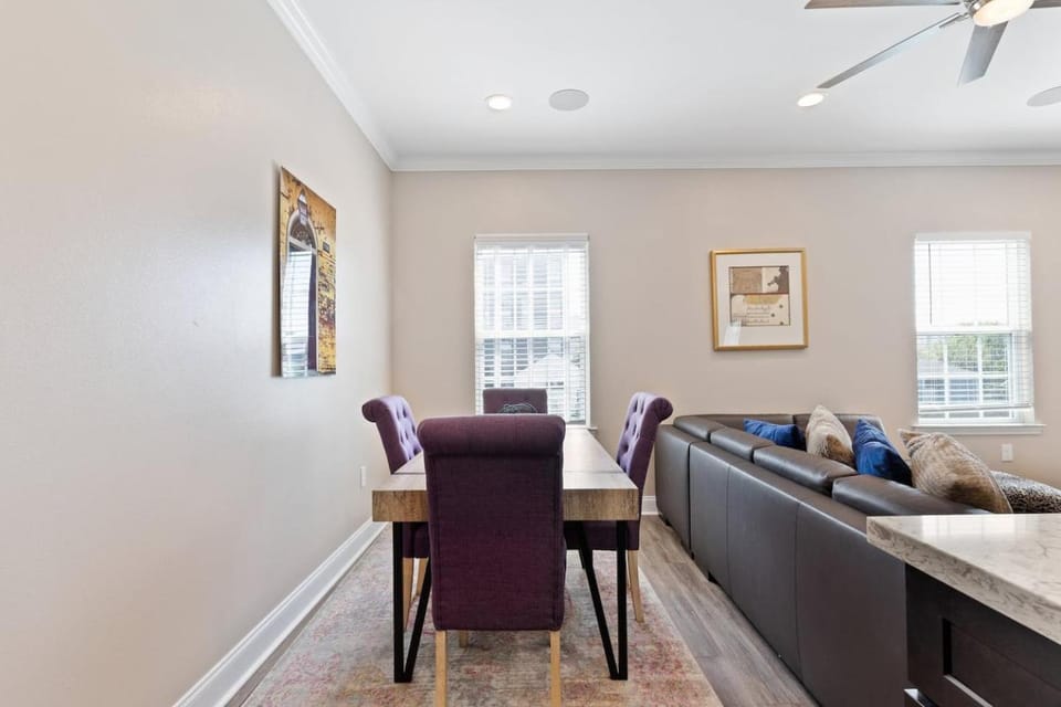 Pool & balcony condo steps from streetcar House in New Orleans