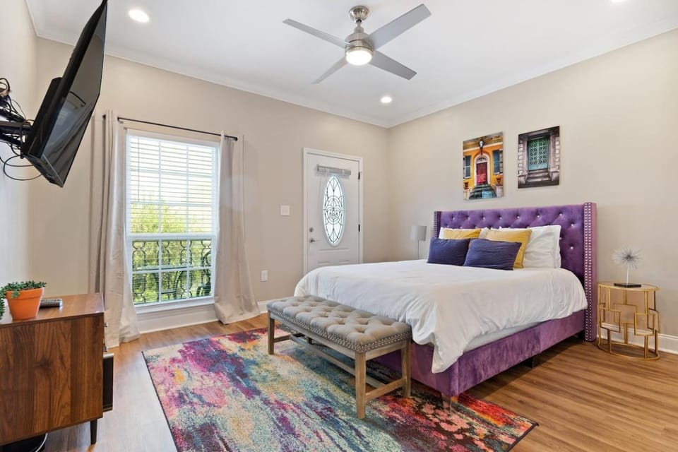 Pool & balcony condo steps from streetcar House in New Orleans