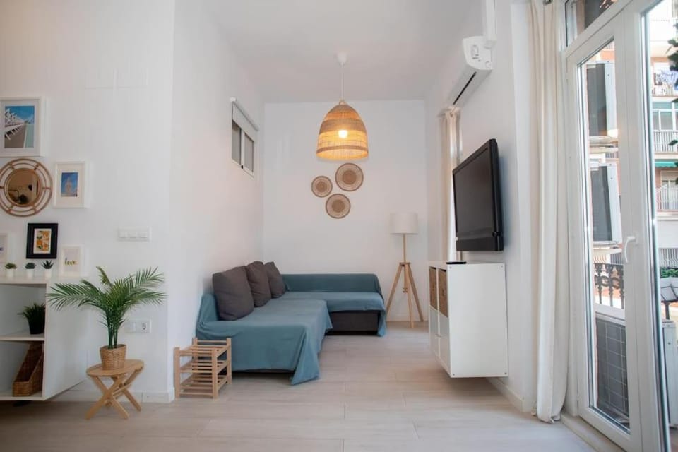 TV and multimedia, Living room, Seating area, Evening entertainment, air conditioner