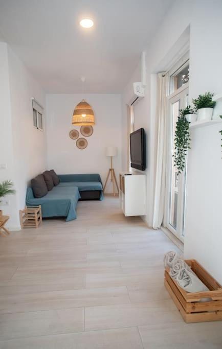 TV and multimedia, Living room, Seating area, Evening entertainment