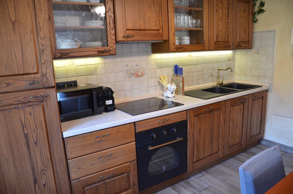 Coffee/tea facilities, Kitchen or kitchenette, dishwasher, microwave, oven, stove, toaster