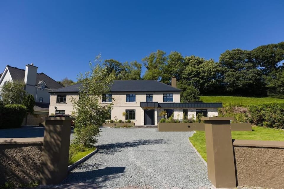 Luxury Eleven Bedroom House Sleeps 23 5-10 mins walk from town Centre House in Killarney