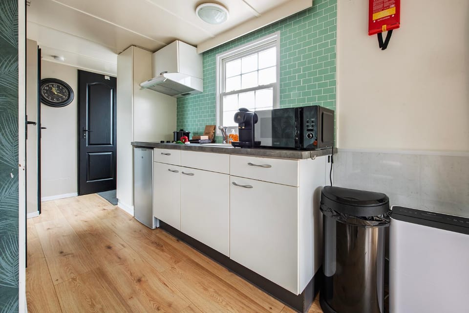 Coffee/tea facilities, Kitchen or kitchenette, oven