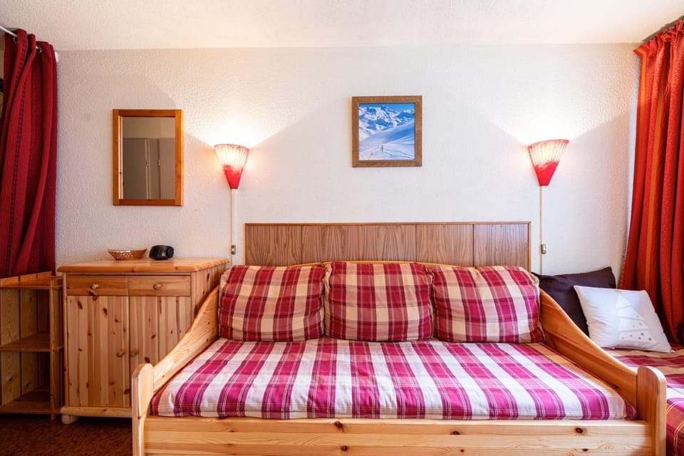 Property building, Living room, Bedroom