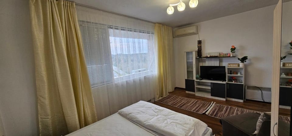 Bed, TV and multimedia, Photo of the whole room, Bedroom, towels, air conditioner