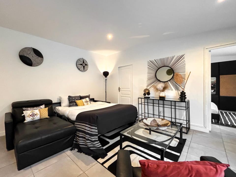 Bed, TV and multimedia, Living room, Photo of the whole room, Seating area