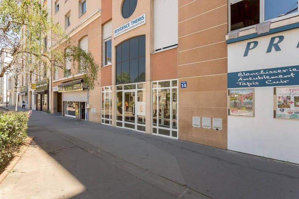 ONE NIGHT in LYON - UNE NUIT à LYON Apartment in Villeurbanne