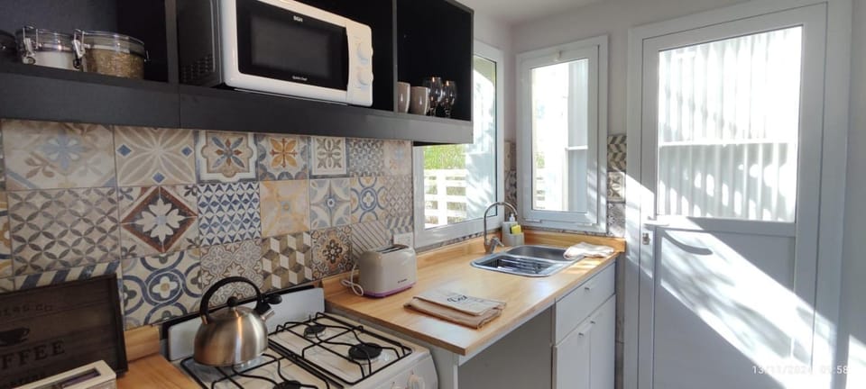 Kitchen or kitchenette, Dining area, oven