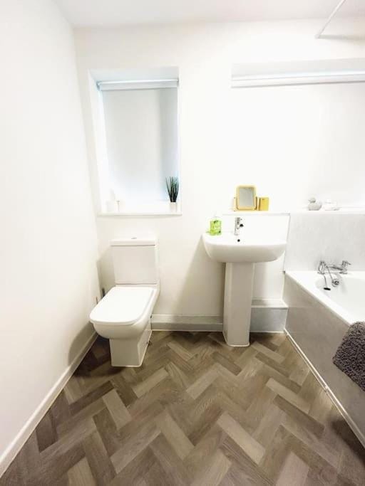 3 Double Bedrooms, Lancashire Townhouse, Free Parking Apartment in West Lancashire District