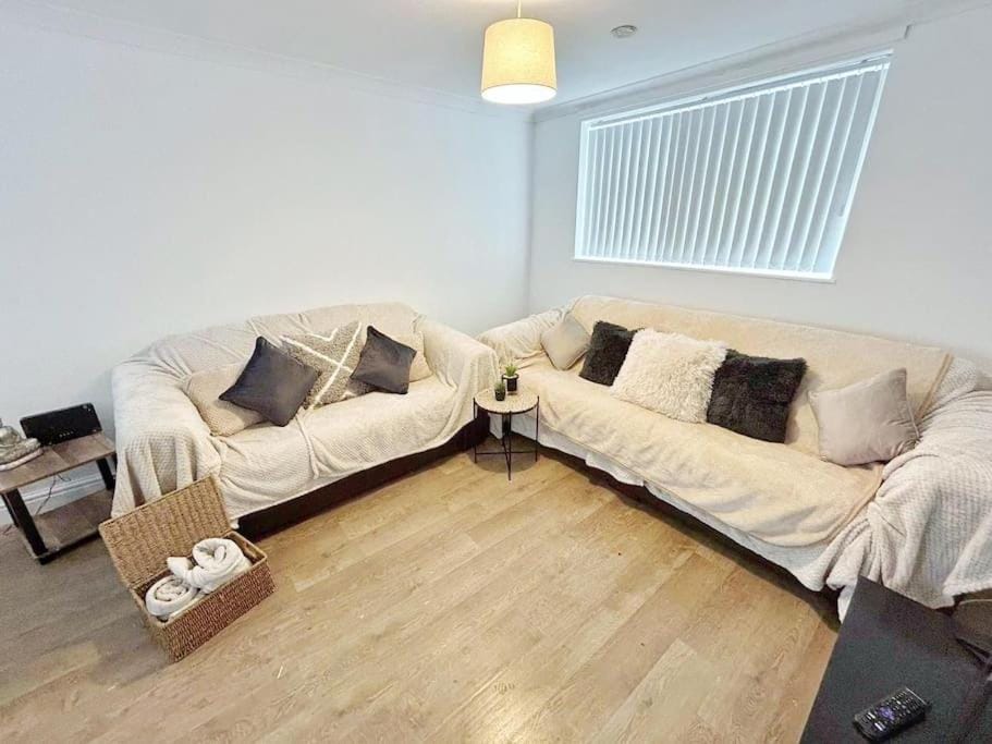 3 Double Bedrooms, Lancashire Townhouse, Free Parking Apartment in West Lancashire District