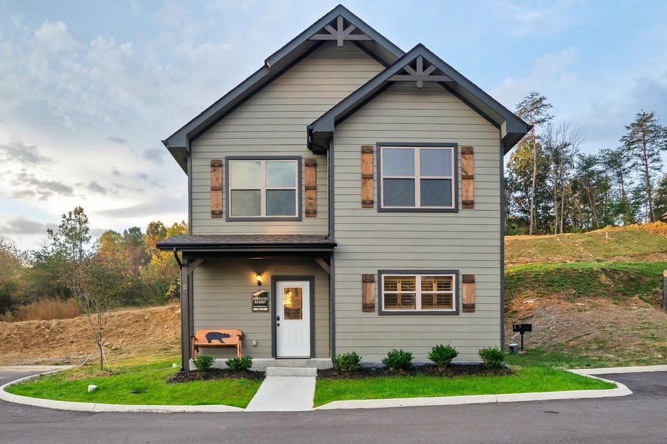 Modern 4 Bedroom Cabin in Timeless Resort Near Parkway and Dollywood with Game Room and Hot Tub Cabin in Sevierville