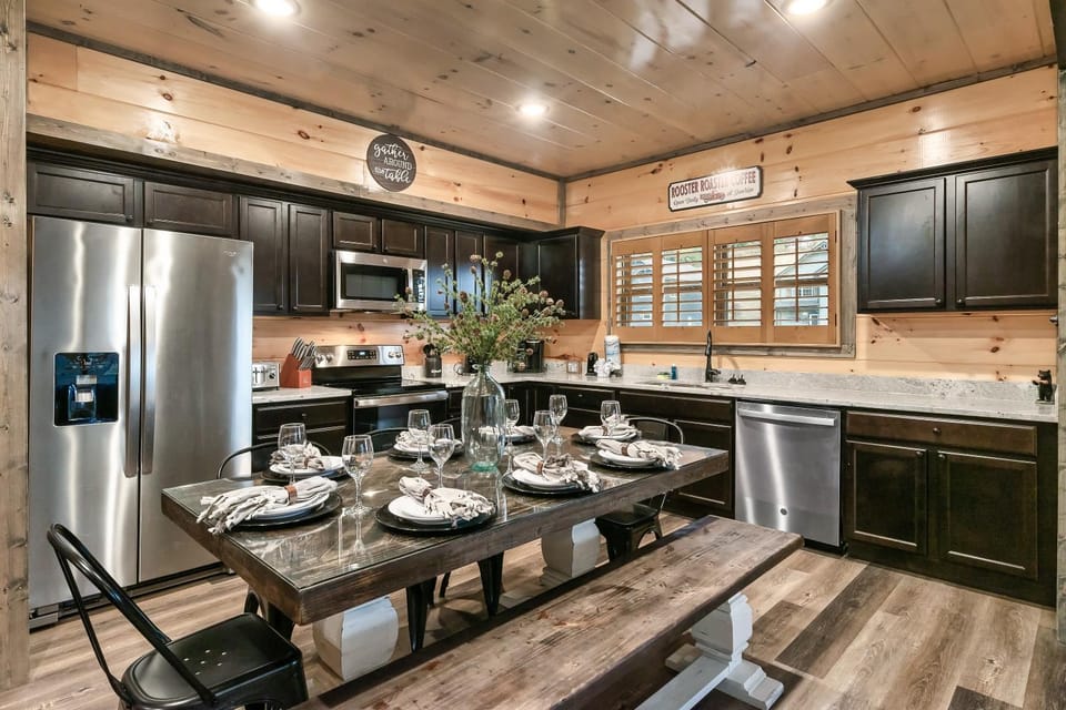 Modern 4 Bedroom Cabin in Timeless Resort Near Parkway and Dollywood with Game Room and Hot Tub Cabin in Sevierville