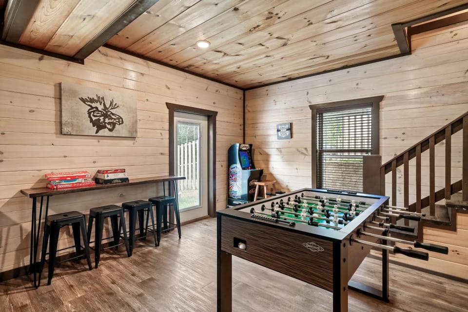 Luxury 3-BR Cabin Minutes from Parkway with Game Room and Hot Tub Cabin in Pigeon Forge