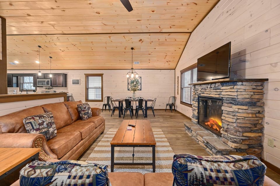 Luxury 3-BR Cabin Minutes from Parkway with Game Room and Hot Tub Cabin in Pigeon Forge