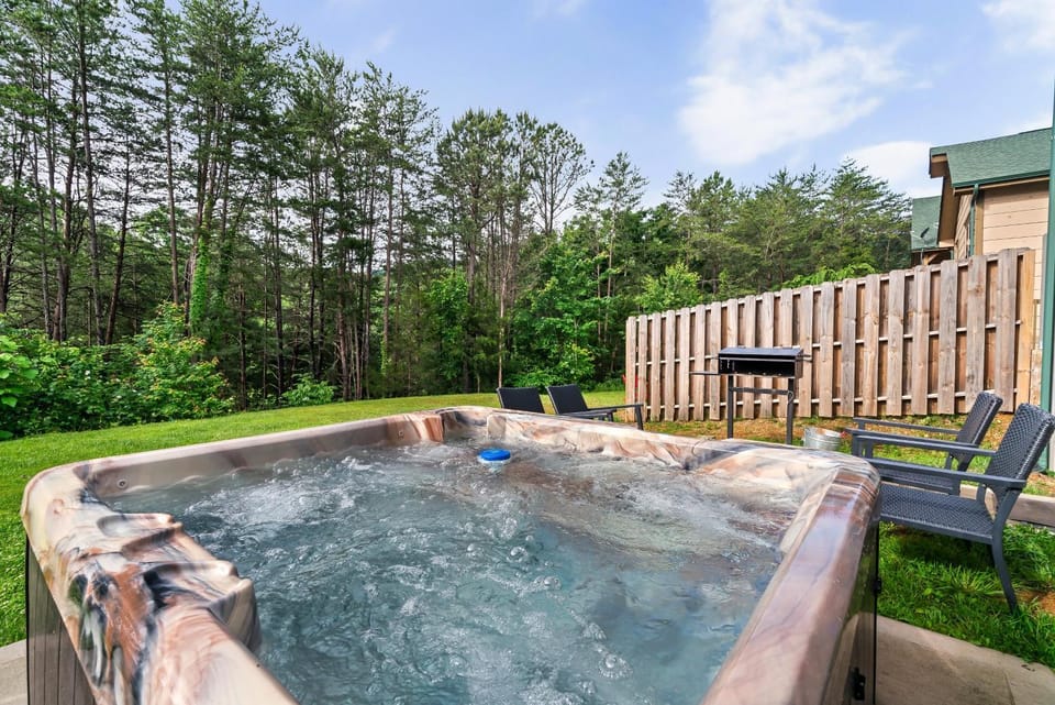 Luxury 3-BR Cabin Minutes from Parkway with Game Room and Hot Tub Cabin in Pigeon Forge