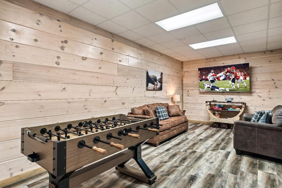 Luxury 4-BR Cabin Near Parkway and Dollywood with Game Room and Hot Tub Cabin in Pigeon Forge