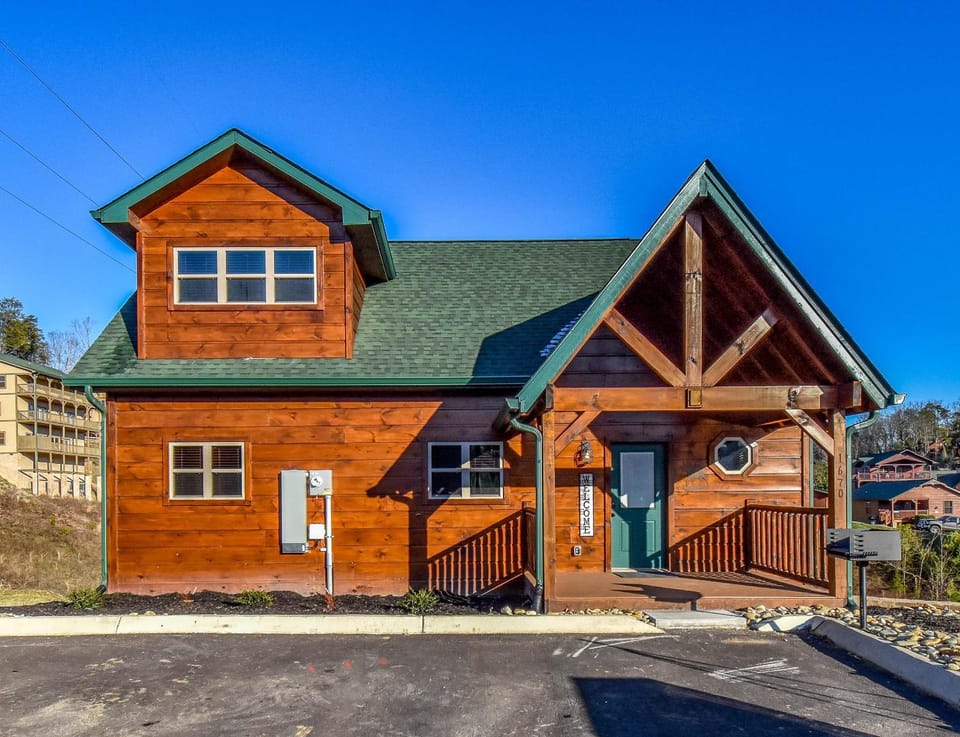 Luxury 4-BR Cabin Near Parkway and Dollywood with Game Room and Hot Tub Cabin in Pigeon Forge