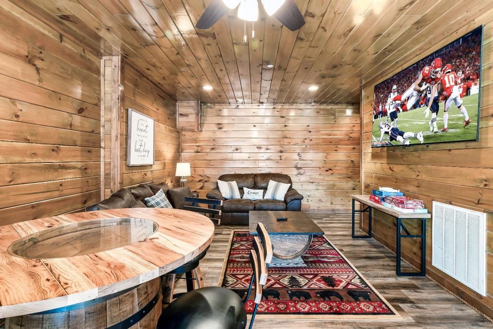 Luxury 5-BR Cabin Near Parkway and Dollywood with Game Room and Hot Tub Cabin in Pigeon Forge