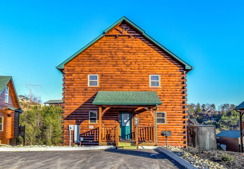 Luxury 5-BR Cabin Near Parkway and Dollywood with Game Room and Hot Tub Cabin in Pigeon Forge