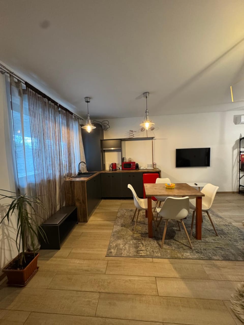 Communal lounge/ TV room, TV and multimedia, Living room, Seating area, Dining area, Evening entertainment