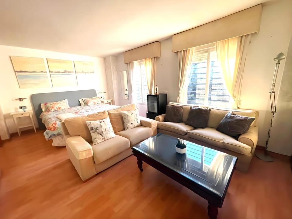 Bed, TV and multimedia, View (from property/room), Living room, Photo of the whole room, Seating area, Evening entertainment, Bedroom, City view, City view, Landmark view, Sea view, Quiet street view, minibar, storage, air conditioner, air conditioner