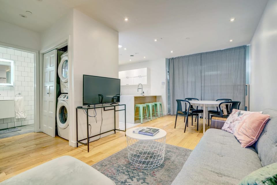 TV and multimedia, Living room, Seating area, Dining area