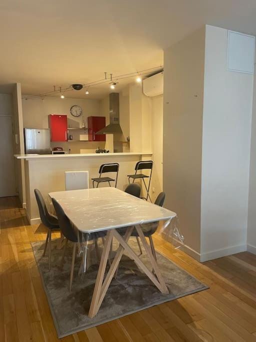 Appartement Grand T2 Hypercentre Apartment in Bordeaux