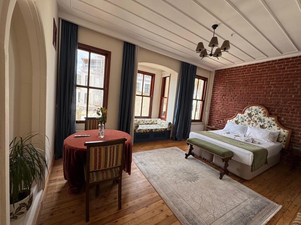 Bed, Living room, Photo of the whole room, Seating area, Dining area