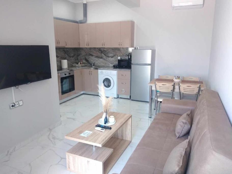 Kitchen or kitchenette, Living room