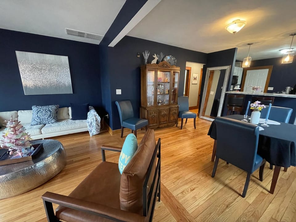 TV and multimedia, Living room, Seating area, Dining area