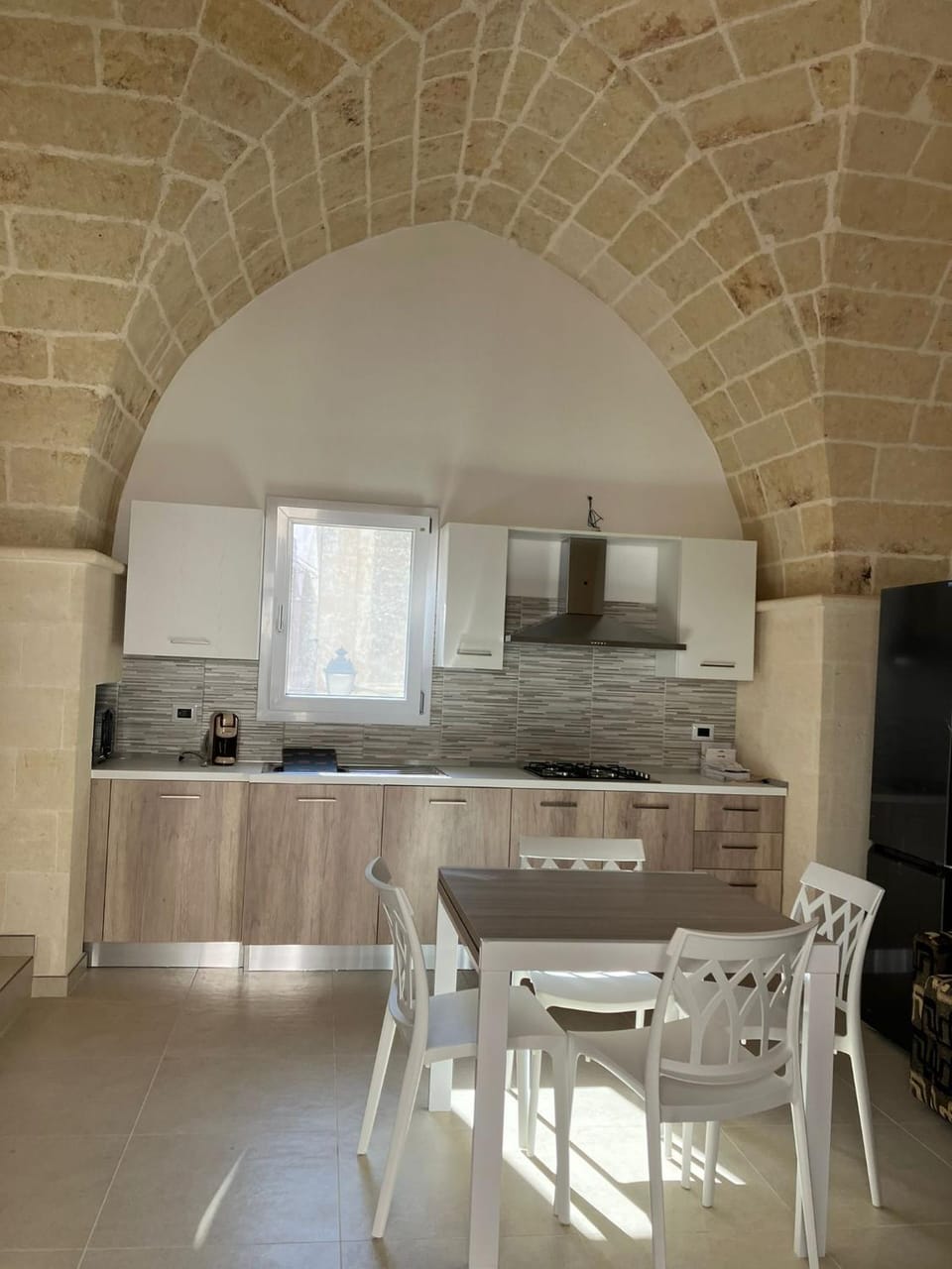Kitchen or kitchenette, Dining area, oven