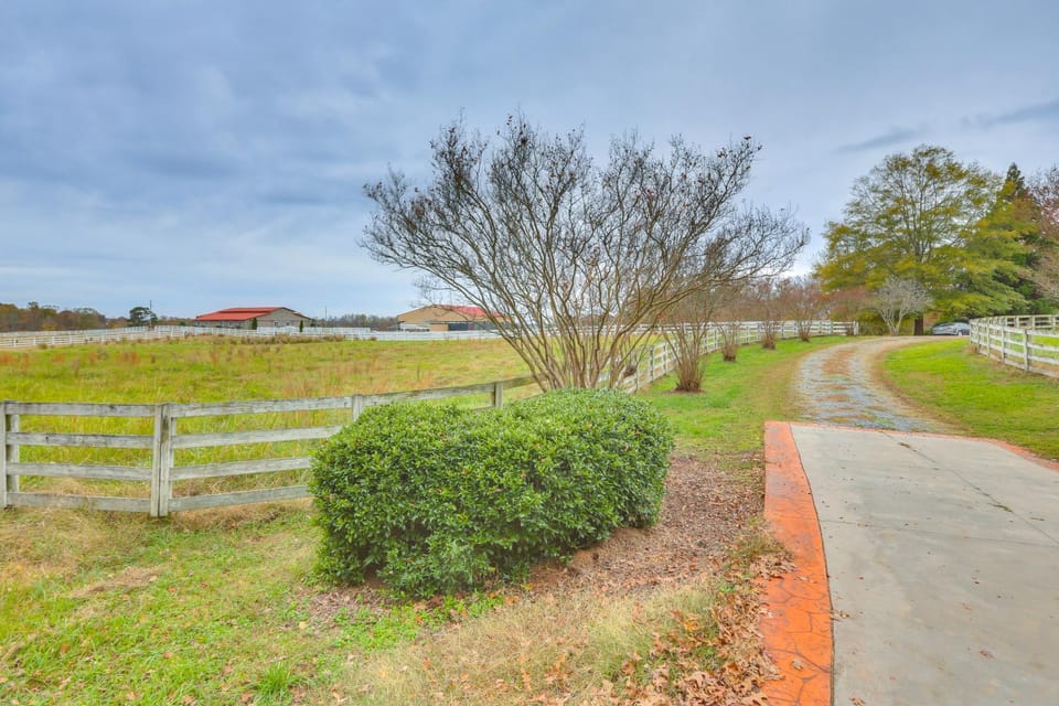 Great for Groups! Farmhouse in Jordan Lake Area House in North Carolina