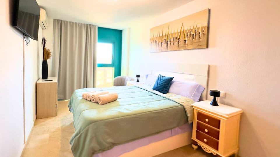 Bed, TV and multimedia, Photo of the whole room, Bedroom, towels