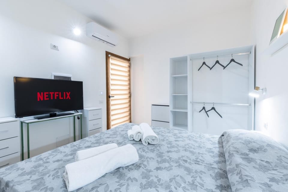 Bed, TV and multimedia, Photo of the whole room, Bedroom, towels, wardrobe, air conditioner