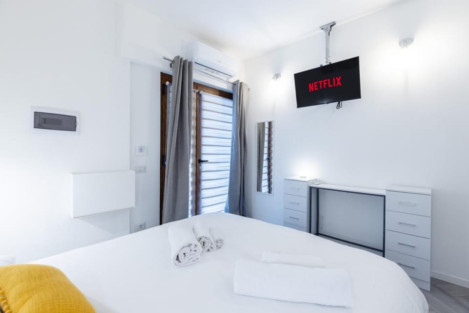 Bed, TV and multimedia, Photo of the whole room, Bedroom, towels