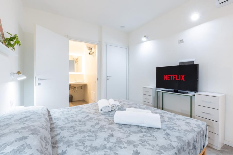 Bed, TV and multimedia, Photo of the whole room, Bedroom, towels, wardrobe