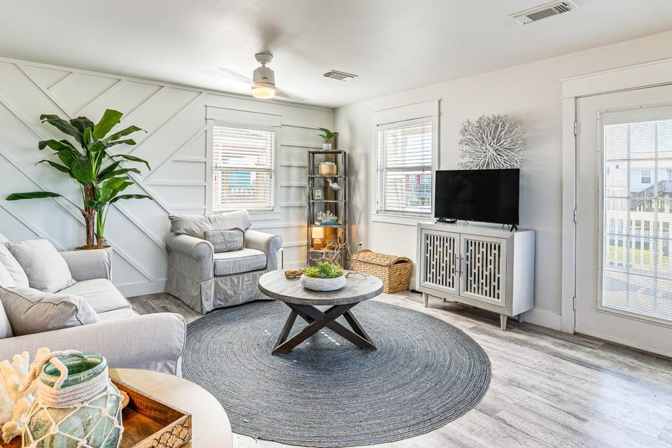 Modern Coastal Farmhouse: Walk to Surfside Beach! House in Surfside Beach