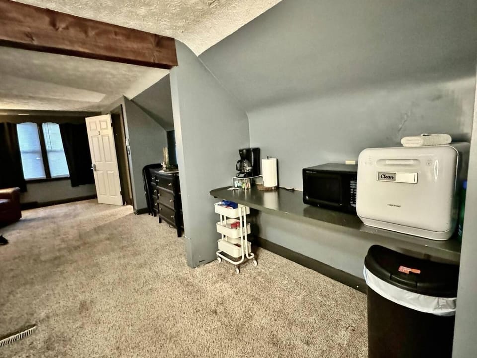 Kitchen or kitchenette, minibar