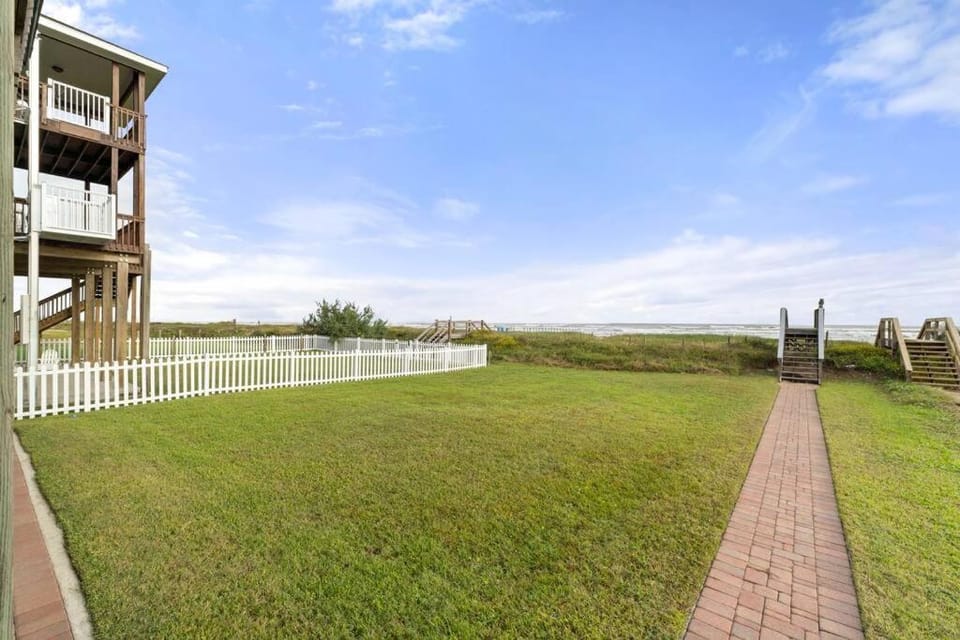 BeachFront Bliss-4BR-Million Dollar Views-Sleeps 8 House in Galveston Island