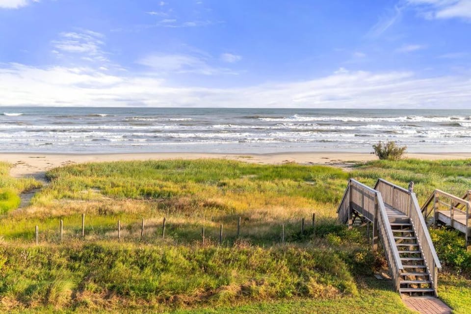 BeachFront Bliss-4BR-Million Dollar Views-Sleeps 8 House in Galveston Island