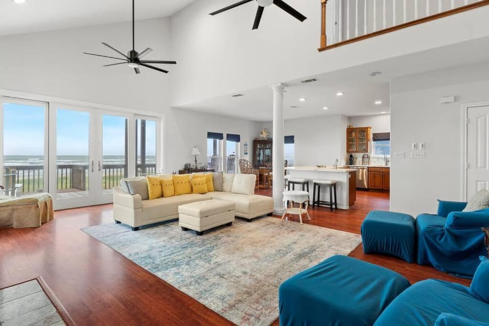 Sunrise in Paradise-BeachFront-Fenced Yard-Pets-Sleeps 11 House in Galveston Island