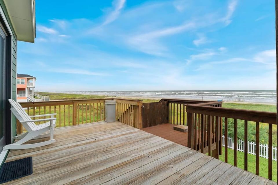 Sunrise in Paradise-BeachFront-Fenced Yard-Pets-Sleeps 11 House in Galveston Island